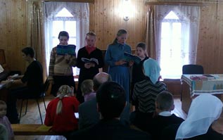 Дети дрибинской церкви "Свет Евангелия" прославляют Господа пением